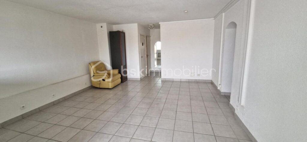 RARE – Grand T5 au bord de l’eau avec vue imprenable sur le Massif des Albères – 5 pièces – 2 chambres – 90 m²