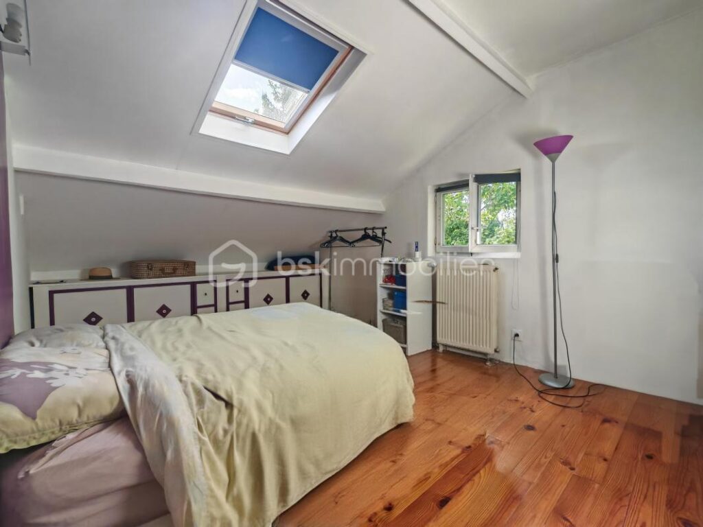 CREIL – Maison individuelle 6 pièces – 102 m² habitables / 160 m² au sol – Grand jardin devant et derrière – Exposition plein sud – 6 pièces – 2 chambres – 101 m²