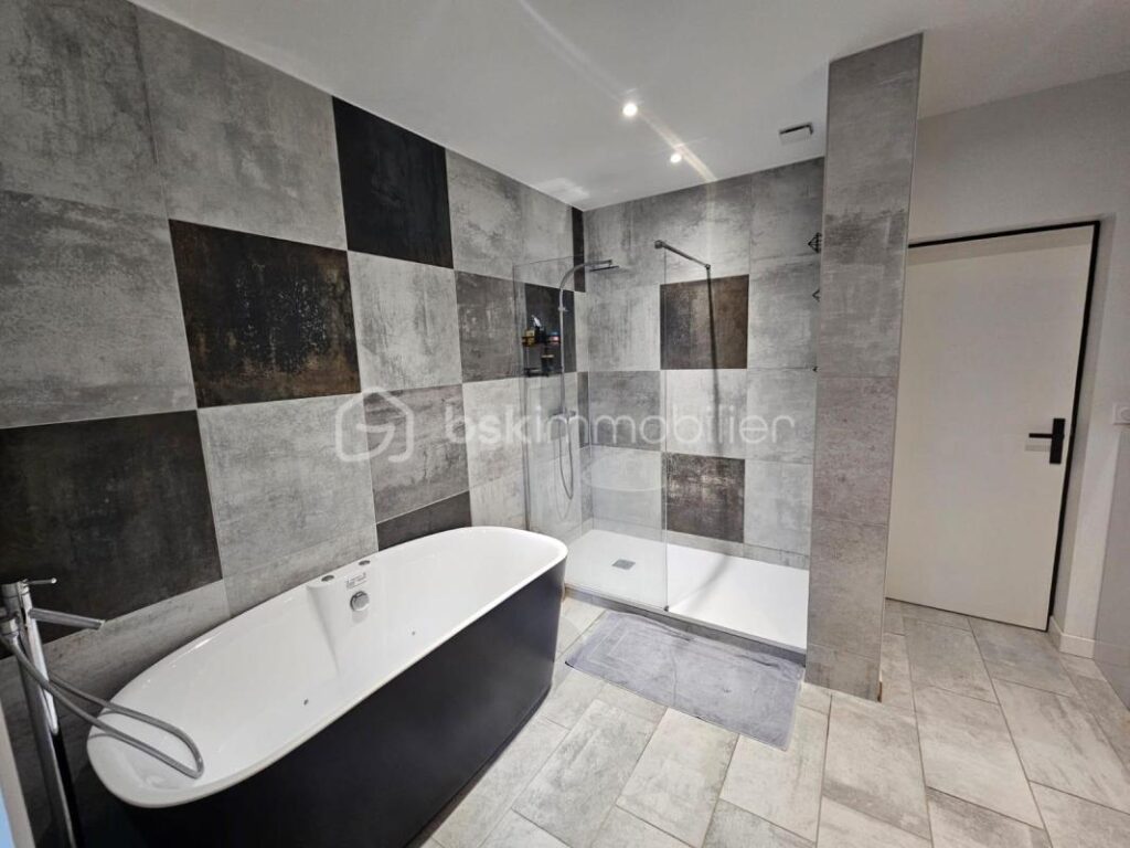 Appartement avec jardin et piscine privée – 3 pièces – 2 chambres – 85 m²