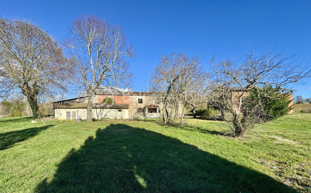 Ancienne ferme de 139m2 habitables – nombreuses dépendances – 4588m2 de terrain – 5 pièces – 3 chambres – 136 m²