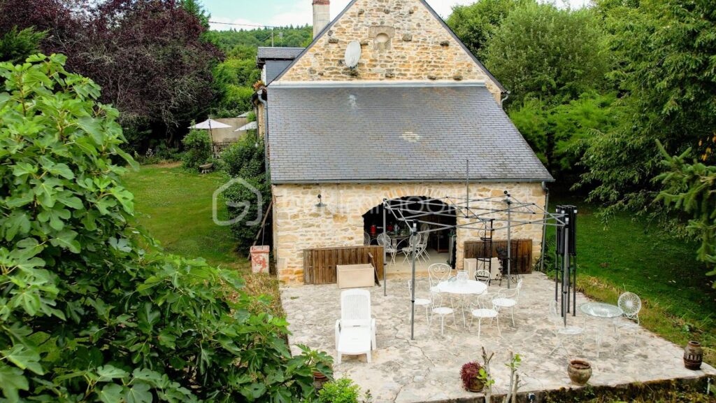 Magnifique longère de caractère avec beau terrain, véranda, annexes et grange sur la commune de Prémery – 6 pièces – 3 chambres – 171 m²