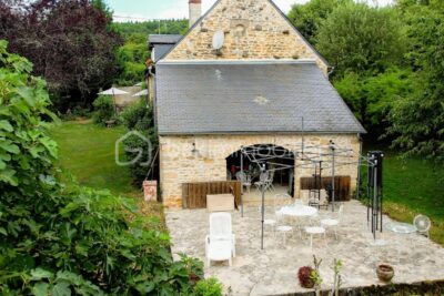 Magnifique longère de caractère avec beau terrain, véranda, annexes et grange sur la commune de Prémery – 6 pièces – 3 chambres – 171 m²