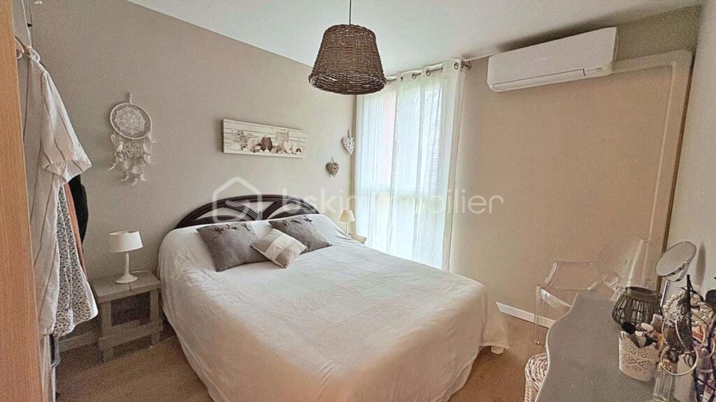 Appartement traversant lumineux, dernier étage, entièrement rénové, avec garage, cave et deux balcons – 3 pièces – 2 chambres – 76 m²