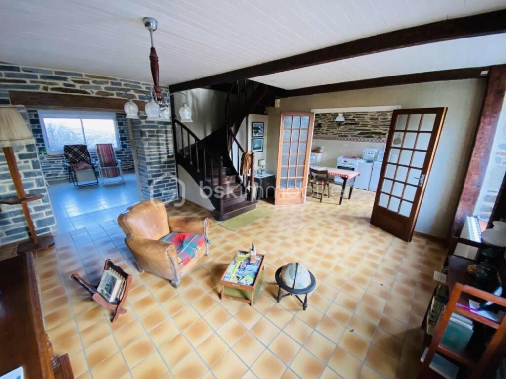 NOUVEAU : Maison en Pierre 167 M² Habitable ( Centre Bourg GUILLIERS) – 10 pièces – 4 chambres – 1638 m²