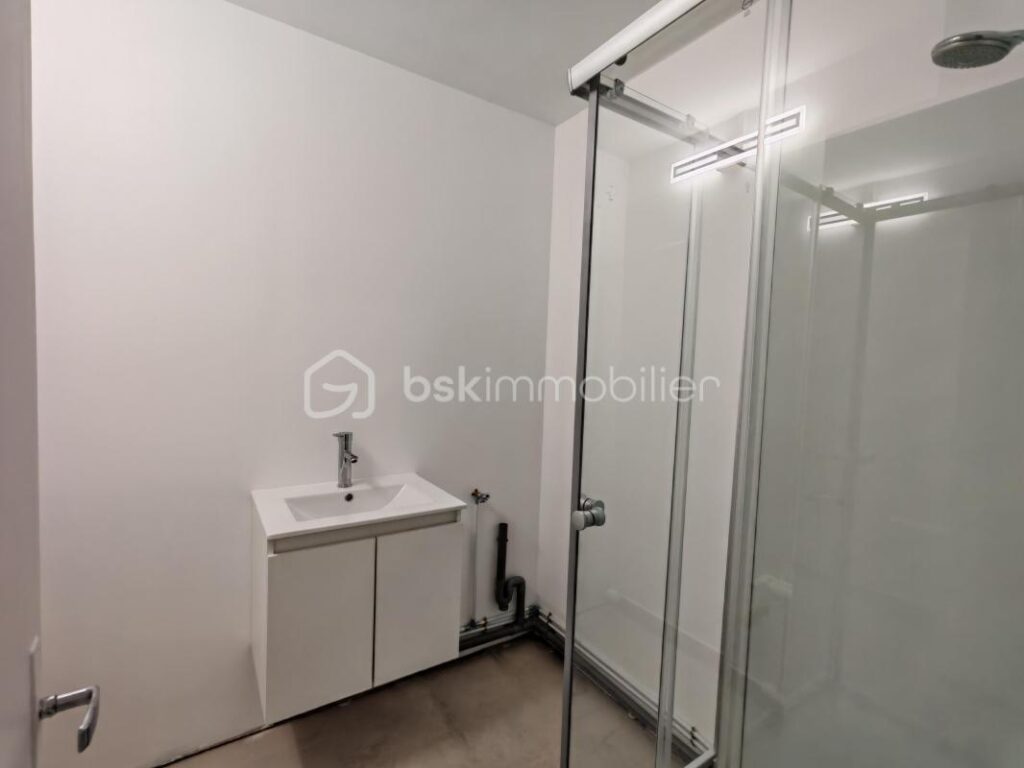 Appartement lumineux avec balcon en ville, idéal pour première acquisition – 3 pièces – 2 chambres – 57 m²