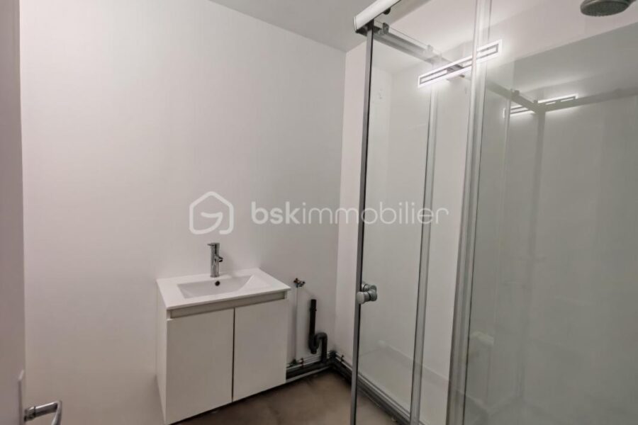 Appartement à vendre à Paris 20e arrondissement — Vue sur la ville — photo 7