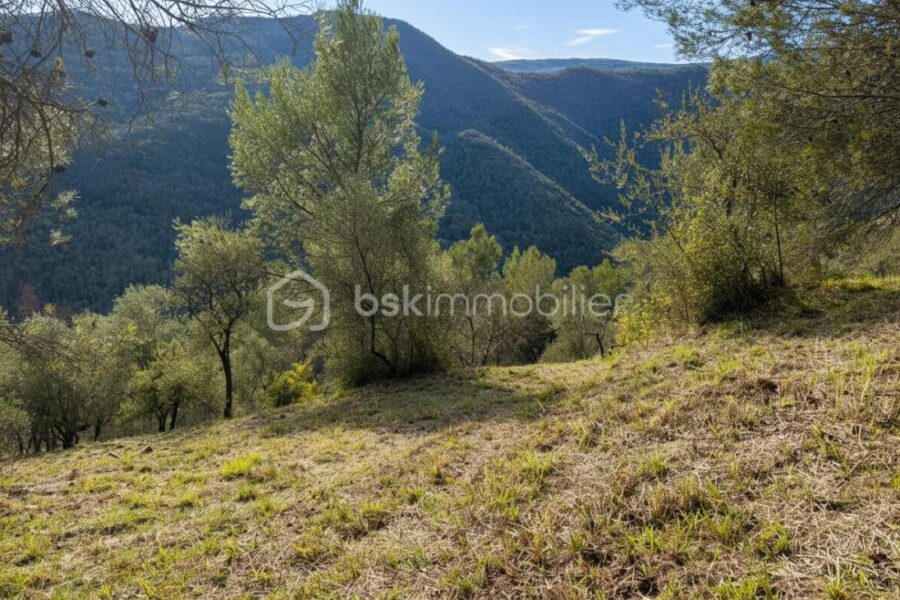 Terrain à vendre à Pierrefeu