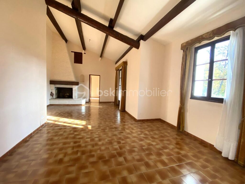 Maison traditionnelle de plain-pied de 133 m² – 6 pièces – 4 chambres + Grand Garage + Patio, sur un terrain de 4 000 m² – 6 pièces – 4 chambres – 133 m²