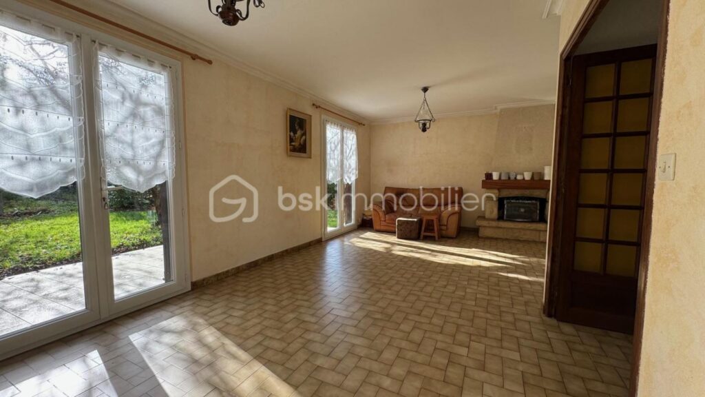 Maison familiale traditionnelle 7 pièces – 4 chambres – Grand sous-sol – Proche centre bourg de PACÉ – 6 pièces – 4 chambres – 120 m²