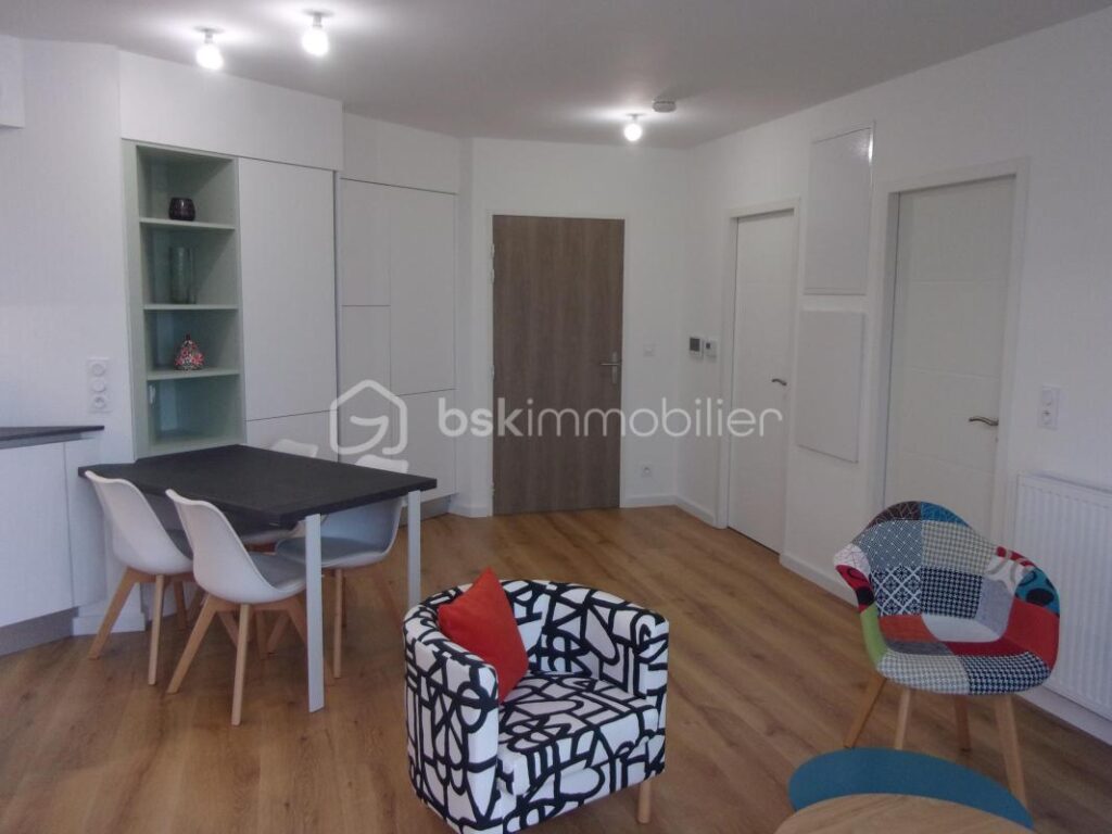 GUIPAVAS – APPARTEMENT de 2020 – 42 M2 – CENTRE BOURG – DERNIER ÉTAGE – TERRASSE – VUE DÉGAGÉE – UNE CHAMBRE – PLACE DE PARKING – CAVE – 2 pièces – 1 chambre – 42 m²