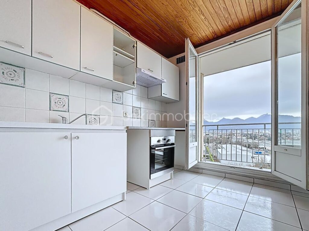 T3 au 9eme et Dernier Étage sur la commune de Pont de Claix Vue Dégagée – Résidence Fermée – 3 pièces – 2 chambres – 60 m²