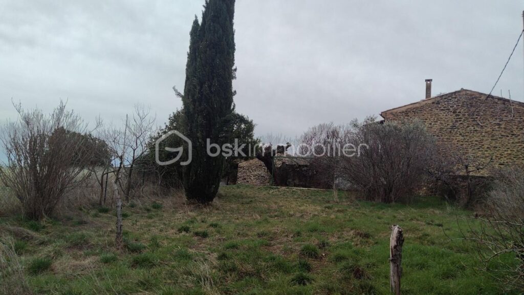 Premier niveau d’un ancien corps de ferme imprégné du charme de la Provence, avec piscine et vue exceptionnelle MONTLAUX 04230 – 4 pièces – 3 chambres – 110 m²