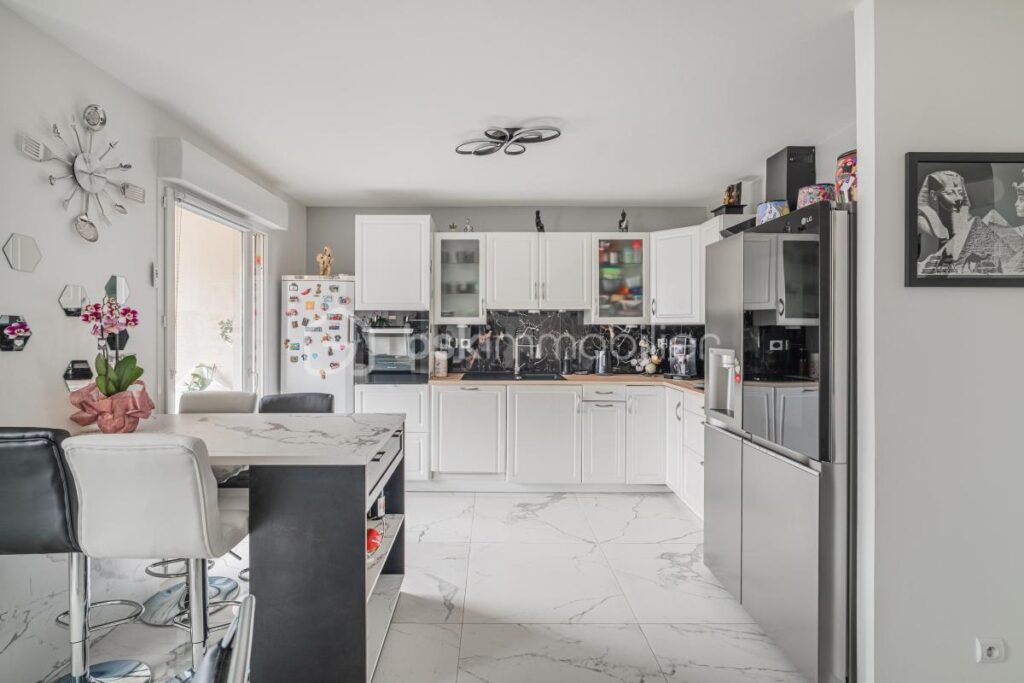 Centre-ville – T4 rénové avec balcon et vue dégagée – 4 pièces – 3 chambres – 83 m²