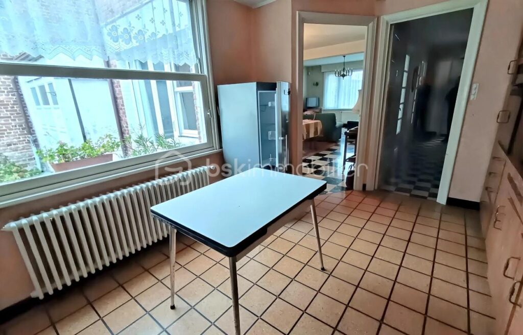 SECTEUR TOP MAISON SEMI INDIVIDUELLE LUMINEUSE, EN RETRAIT DE RUE – BEAU JARDIN GRAND GARAGE DEPENDANCES – 4 pièces – 3 chambres – 107 m²