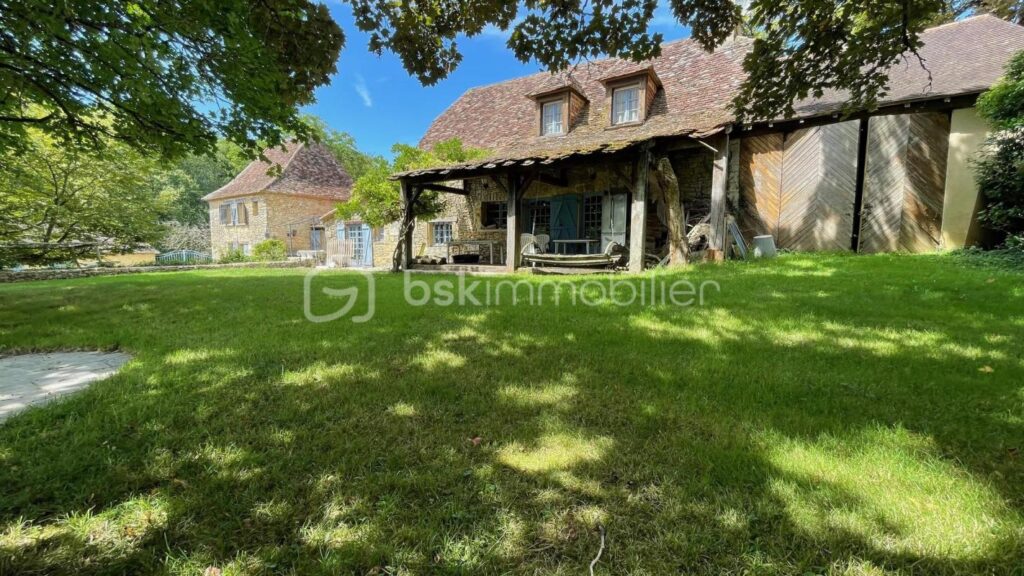 Grande propriété en pierre sur 86000m² de terrain – 7 pièces – 5 chambres – 226 m²