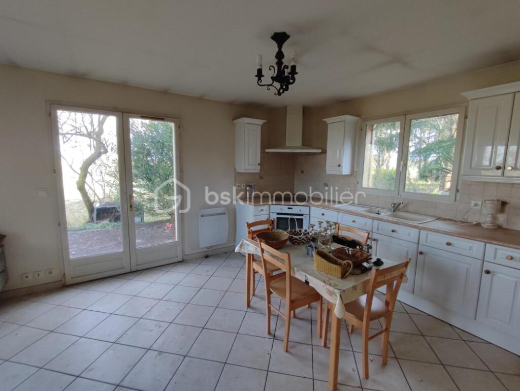 Pavillon de plain pied avec une grange de 210m²,un garage et un hangar sur 4827 m² de terrain – 3 pièces – 2 chambres – 60 m²