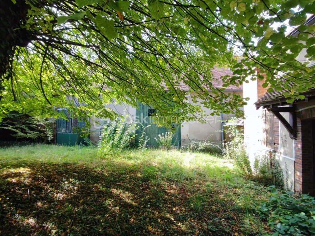 Une propriété comprenant deux habitations, une longère de 100 m² et un logement de 42 m² avec une grange et dépendances, cave sur 3406 m² de parcelle – 5 pièces – 3 chambres – 129 m²