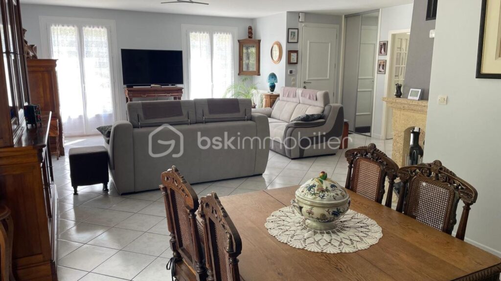 Maison rénovée avec soins sur 3532 m² de terrain non clos – 4 pièces – 3 chambres – 116 m²