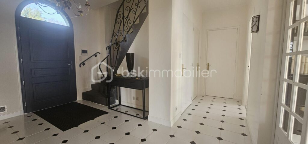 VILLA PRESTIGE 205 m2 VICHY : 3 SUITES PARENTALES, 3 SE, 4WC – DPE C – 7 pièces – 4 chambres – 205 m²