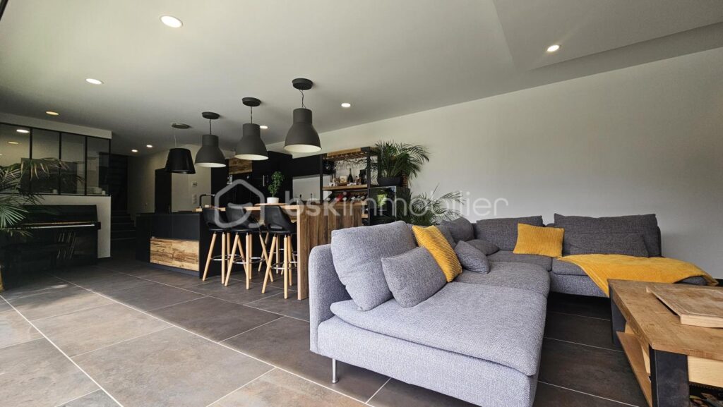 Ancien corps de ferme de 127 m2 entièrement rénové avec piscine – 4 pièces – 3 chambres – 122 m²