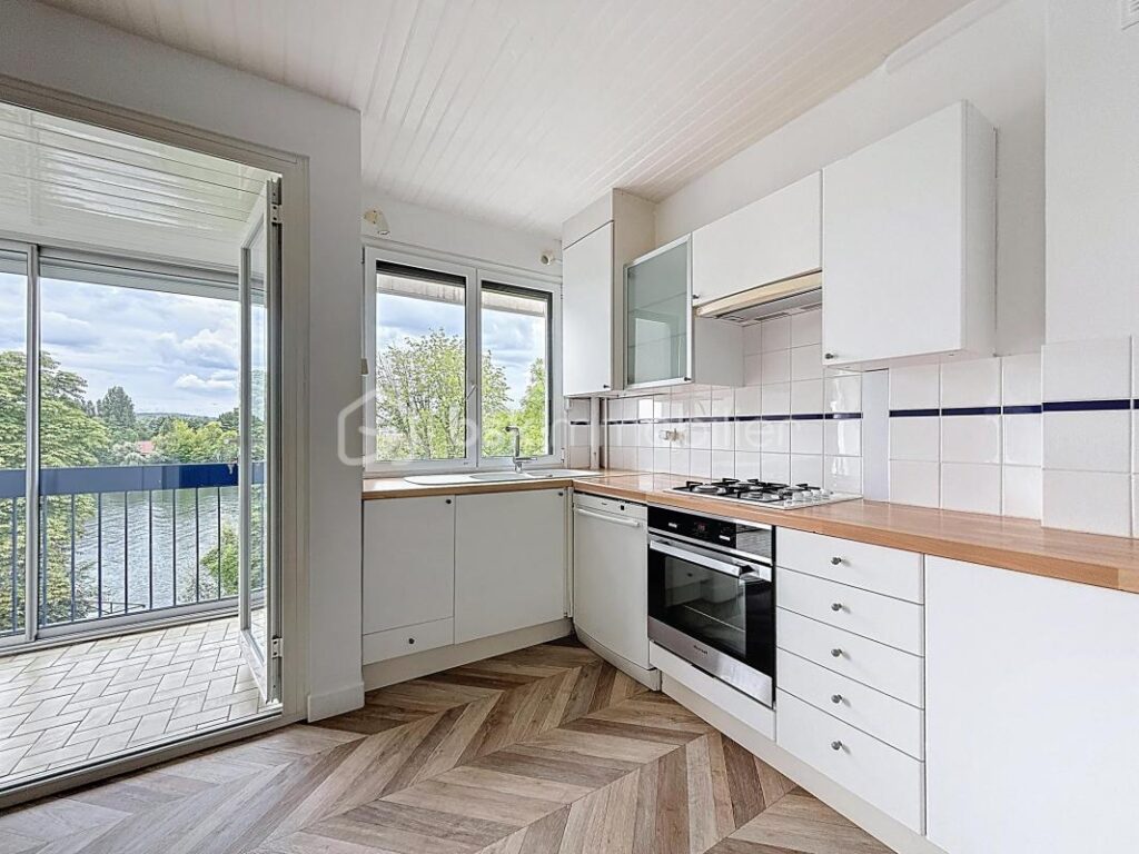 Triel sur Seine – Bel appartement lumineux de 4 pièces avec balcon, vue sur SEINE avec cave et parking privé – 4 pièces – 2 chambres – 80 m²