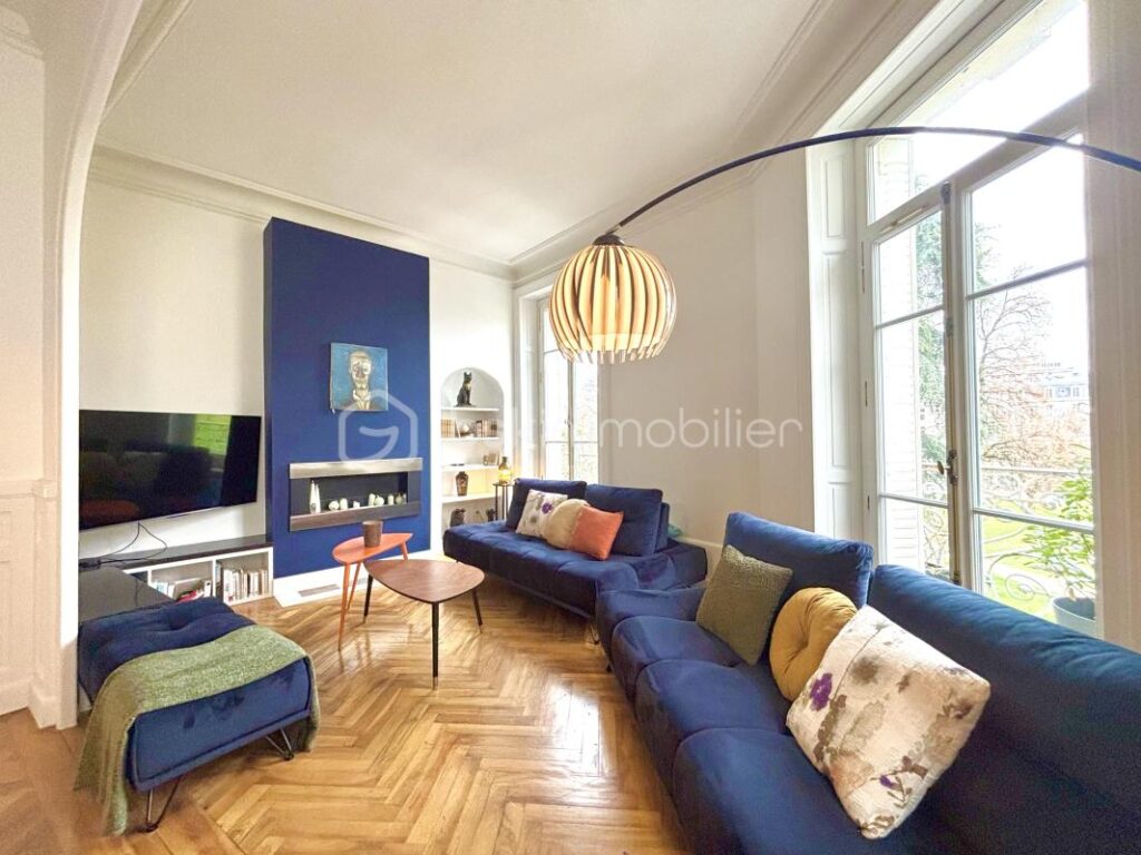 Superbe appartement style haussmannien rénové – 120 m² – 3 chambres et mezzanine – Balcon – Vue dégagée – 4 pièces – 3 chambres – 119 m²
