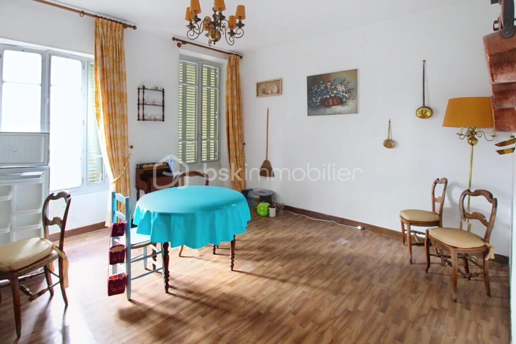 Entre Larzac et Cévennes. Maison de maître d’exception, vallée de la Dourbie NANT – 8 pièces – 3 chambres – 145 m²