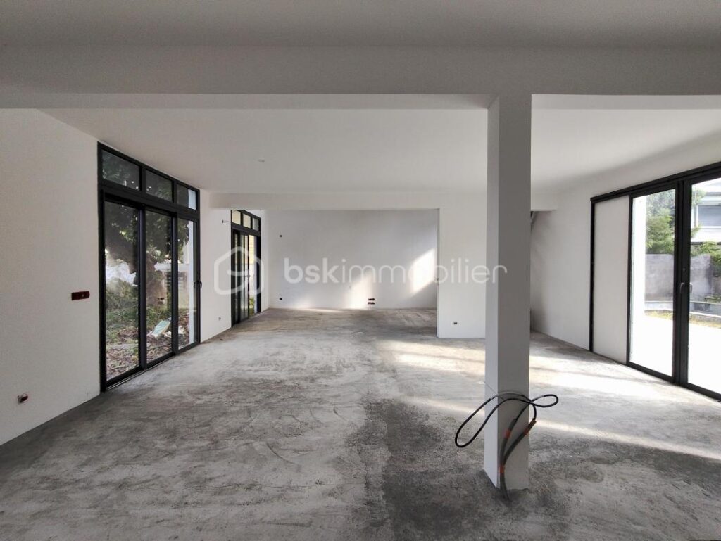 Villa Neuve de 200m² avec piscine – Saint-Paul – 5 pièces – 2 chambres – 200 m²