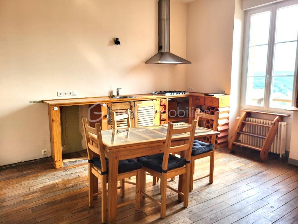 Une maison pleine de vie et de caractère située à Avranches ! – 7 pièces – 4 chambres – 215 m²