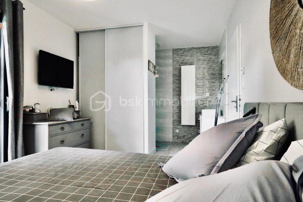 T5 CONTEMPORAINE PISCINE COMMERCES A PIED – 5 pièces – 5 chambres – 144 m²