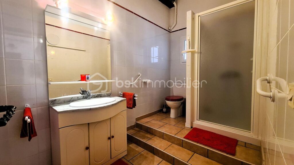 ***Propriété atypique- 299m²- T8- Terrasse- Cour- Garage- Extérieur- Calme- Vue***- Isolé- La Palme*** – 9 pièces – 6 chambres – 299 m²