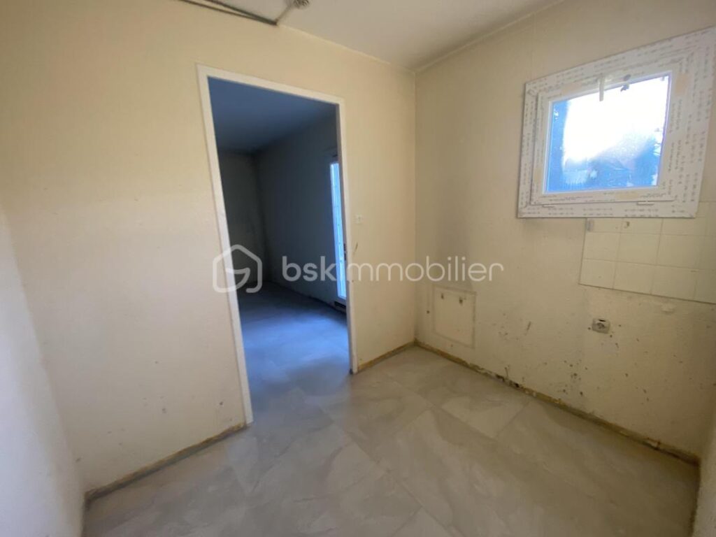 Appartement 2 pièces à restaurer entièrement de 62 m² avec balcons – Résidence avec ascenseur et parkings avec portail électrique sécurisé – Idéal résidence principale, résidence secondaire ou investisssement locatif – 2 pièces – NR chambres – 61 m²