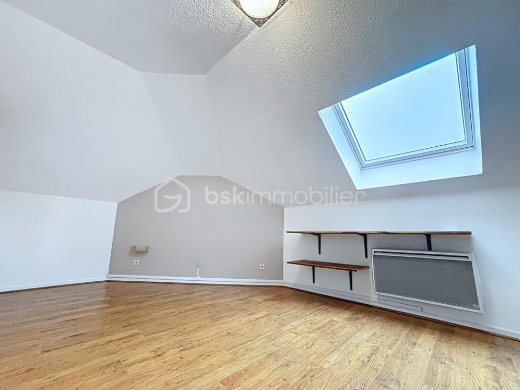 T2 atypique avec terrasse et vue – Centre-ville de Voiron – 2 pièces – 1 chambre – 57 m²