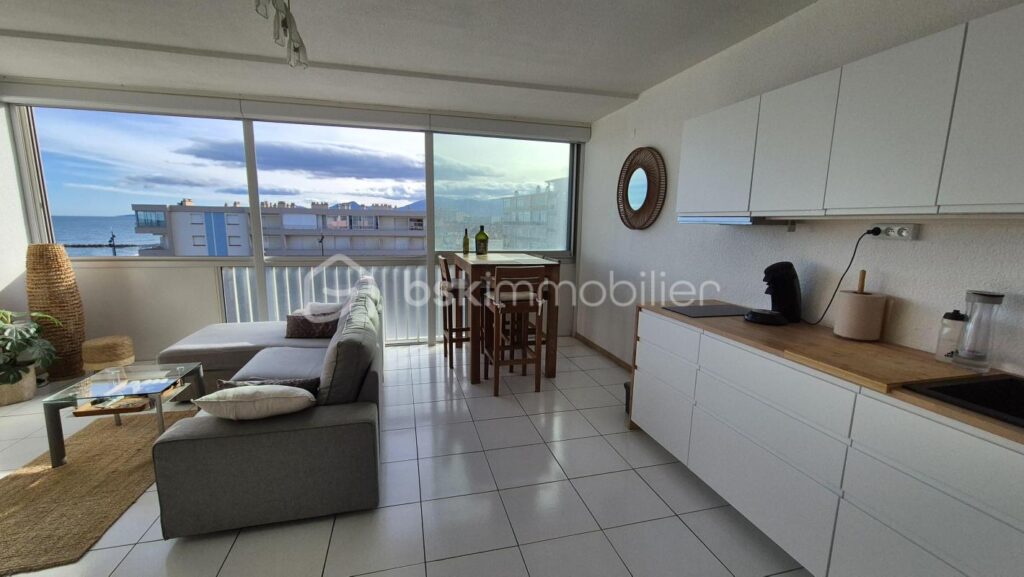 A VENDRE APPARTEMENT T2 CABINE RENOVE DE 50M² A SAINT CYPRIEN – COTE PLAGE – FRONT DE MER – VUE SUR LA MEDITERRANNEE ET LES ALBERES – PARKING PRIVE – ASCENSEUR – EMPLACEMENT PREMIUM – 3 pièces – 2 chambres – 50 m²