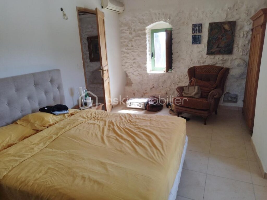 Propriété de 2 habitations et hangars – NR pièces – 8 chambres – 402 m²