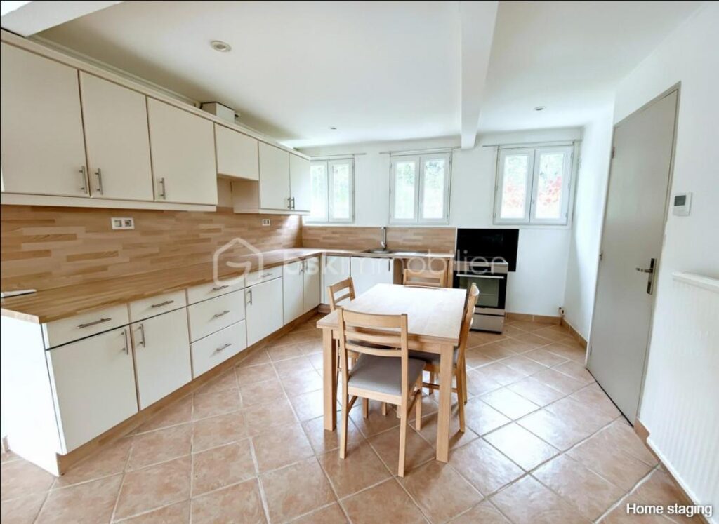 Maison de plain-pied avec piscine et vue dégagée sur le Luberon – Calme – 6 pièces – 5 chambres – 106 m²