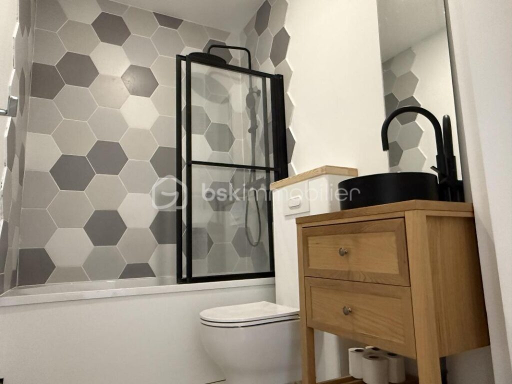 AIX-LES-BAINS – Beau T2 rénové + grand local chauffé de 24 m² au même palier – 2 pièces – 1 chambre – 36 m²