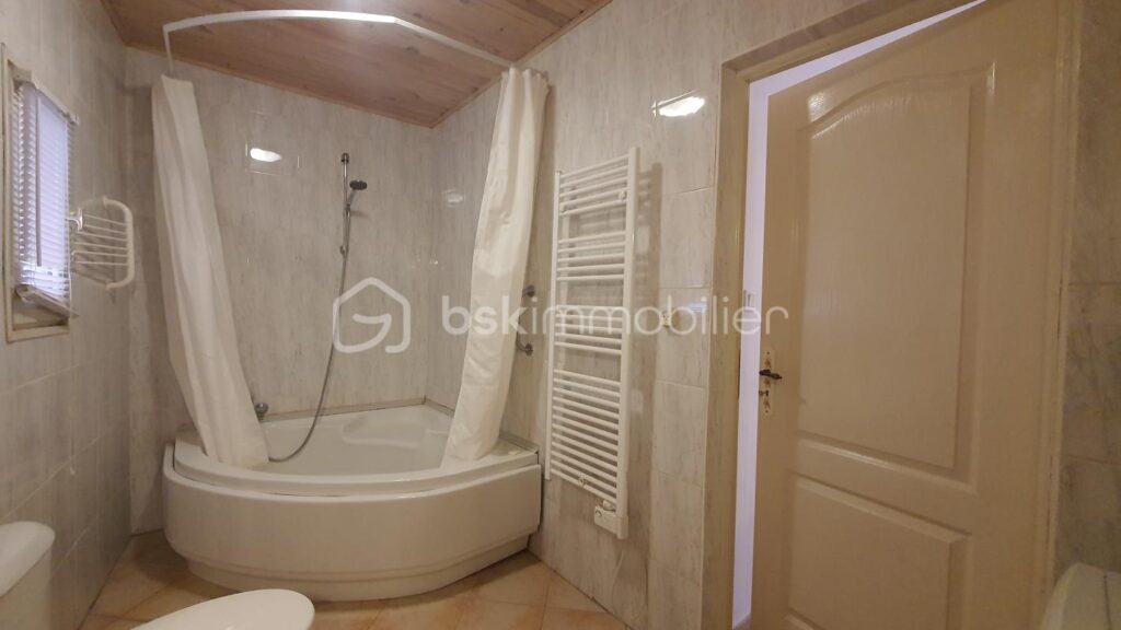 MAISON DE VILLAGE – 3 CHAMBRES – TERRASSE – GARAGE – 4 pièces – 3 chambres – 104 m²