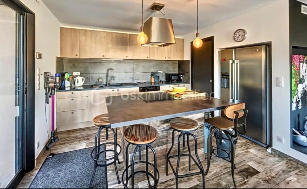 A DRAGUIGNAN (VAR) – COL DE L’ANGE – MAISON D’ARCHITECTE – 255 M² – PISCINE – GARAGE – 7 pièces – 5 chambres – 255 m²