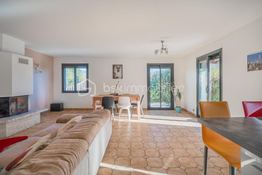 Maison individuelle de 130 m² habitables (174 m² au sol), terrain de 750 m2, vue sur les massifs, DPE C – 6 pièces – 4 chambres – 130 m²