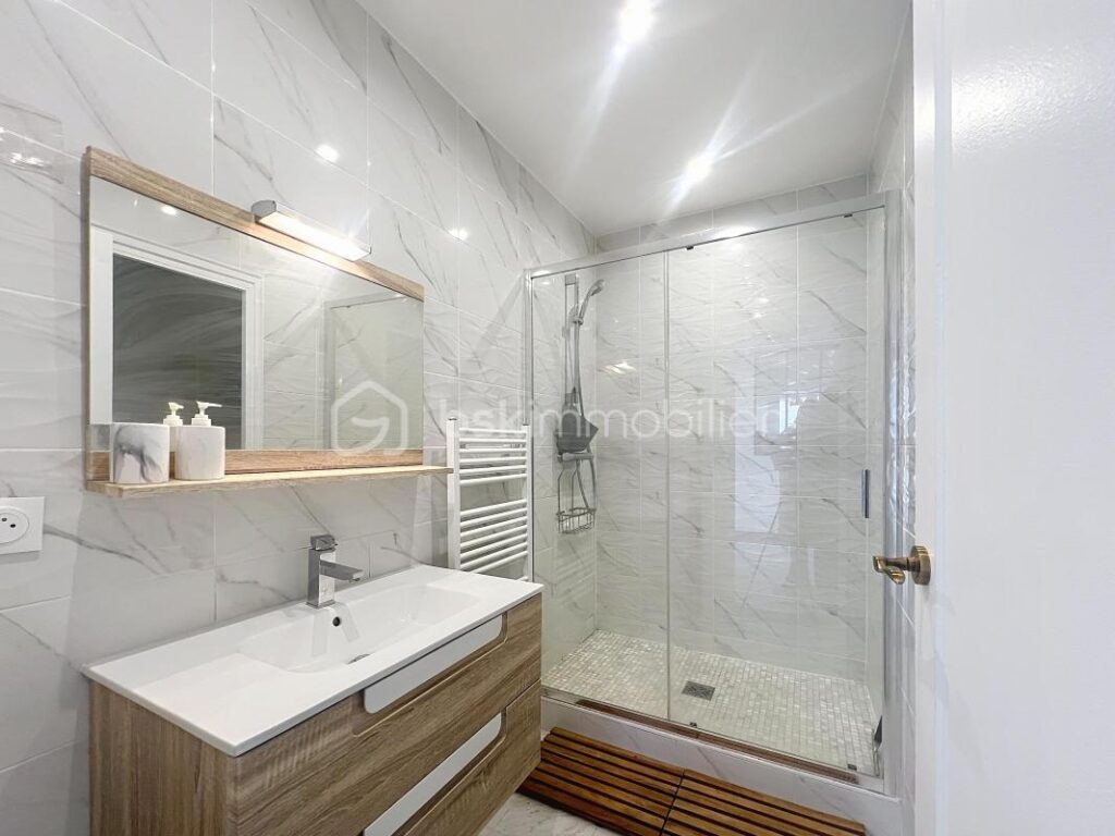 Appartement 4 pièces de 122 m2 refait entièrement à neuf à L’HAY LES ROSES – 4 pièces – 2 chambres – 121 m²