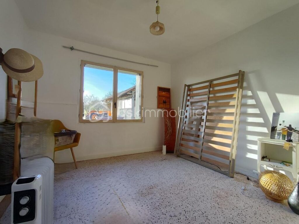 Corps de ferme avec grand terrain, et des dépendances – 6 pièces – 4 chambres – 155 m²