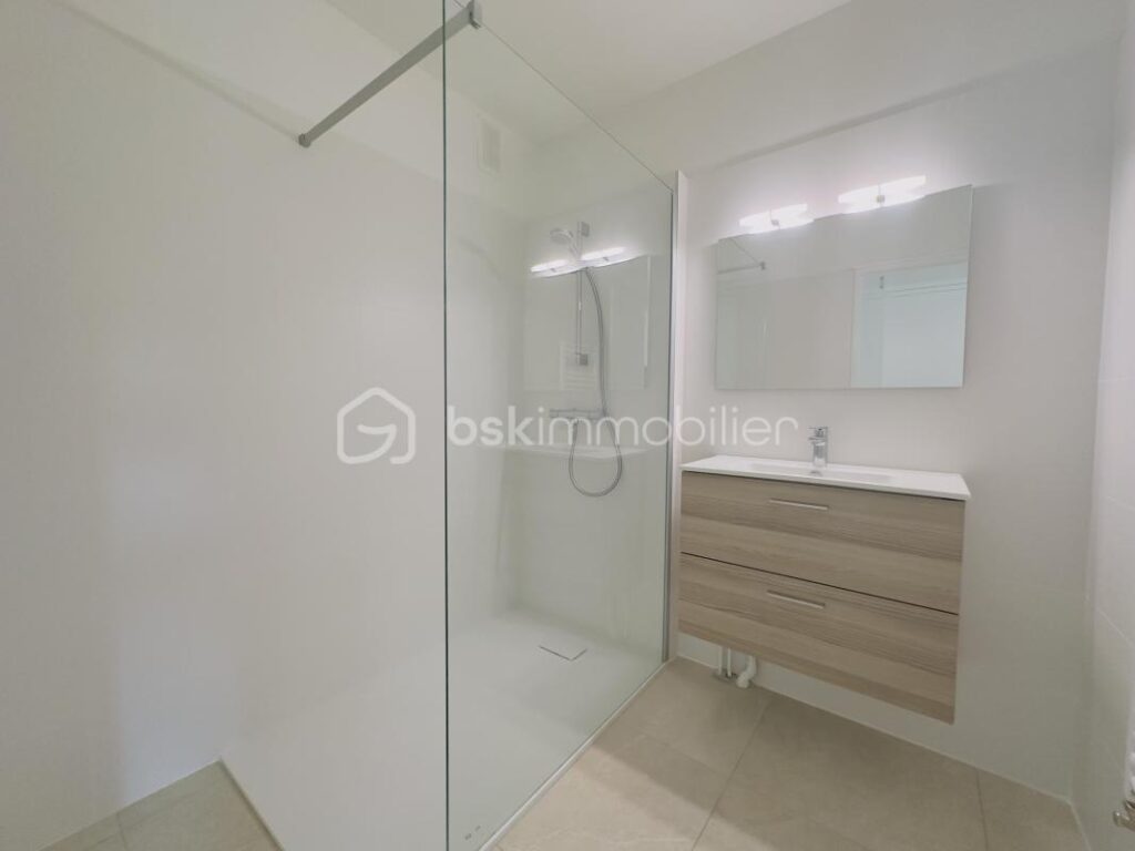 Annecy – T3 rénové de 81 m² avec balcon plein sud et cave – 3 pièces – 2 chambres – 80 m²