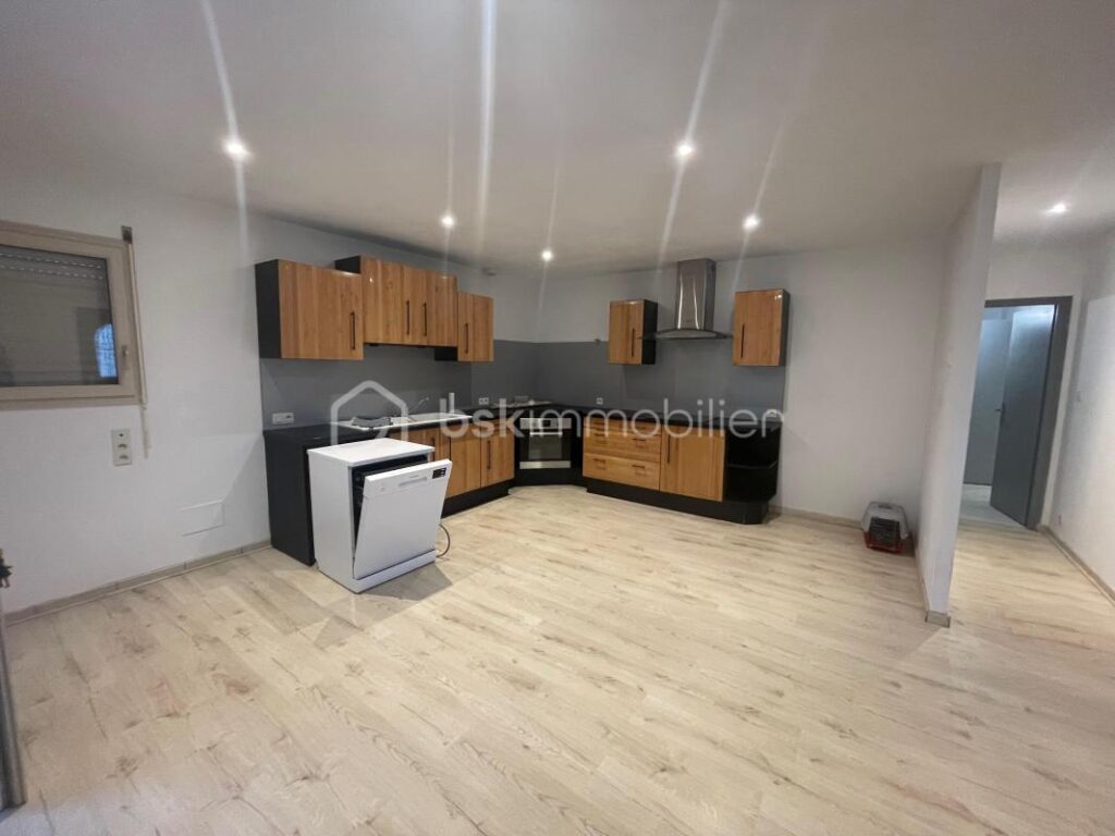 ***Maison familiale refaite à neuf avec deux espaces de vie distincts, piscine et grand terrain – 7 pièces – 5 chambres – 200 m²