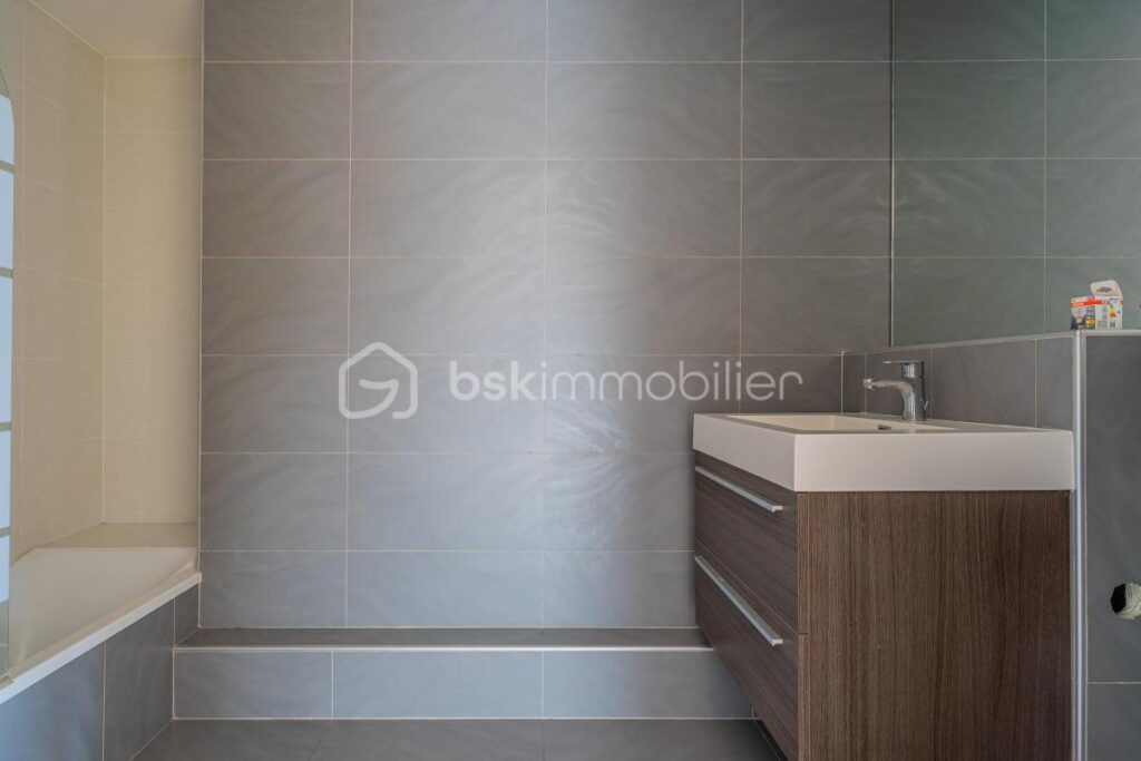 DERNIER ÉTAGE – VUE MONTAGNES & THIOU – TERRASSE SUD-OUEST – ANNECY CENTRE – 3 pièces – 2 chambres – 66 m²