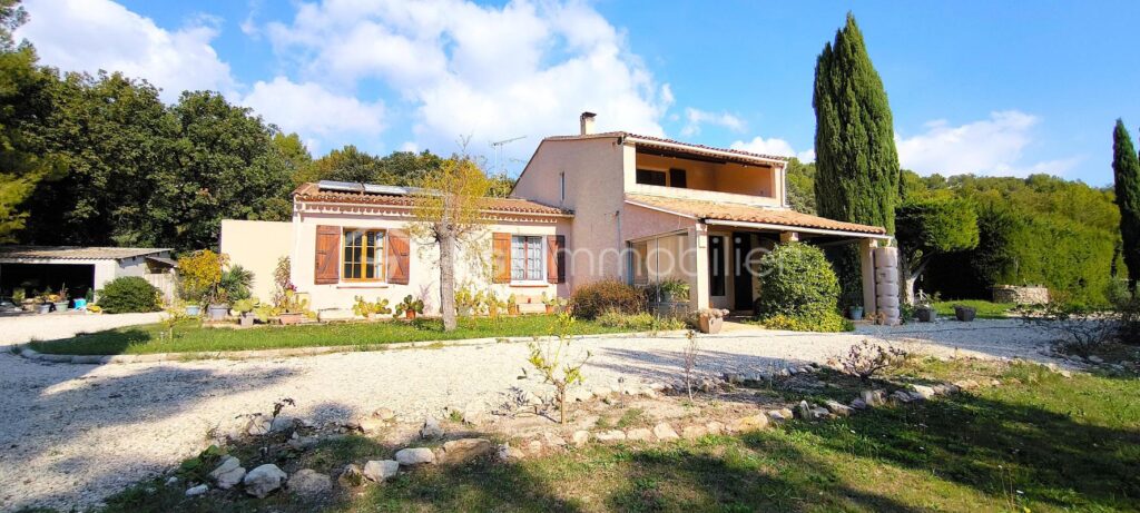 A vendre magnifique villa , avec un grand jardin et une piscine au pied du Luberon , sur Mérindol – 6 pièces – 5 chambres – 155 m²