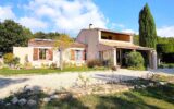 A vendre magnifique villa , avec un grand jardin et une piscine au pied du Luberon , sur Mérindol – 6 pièces – 5 chambres – 155 m²