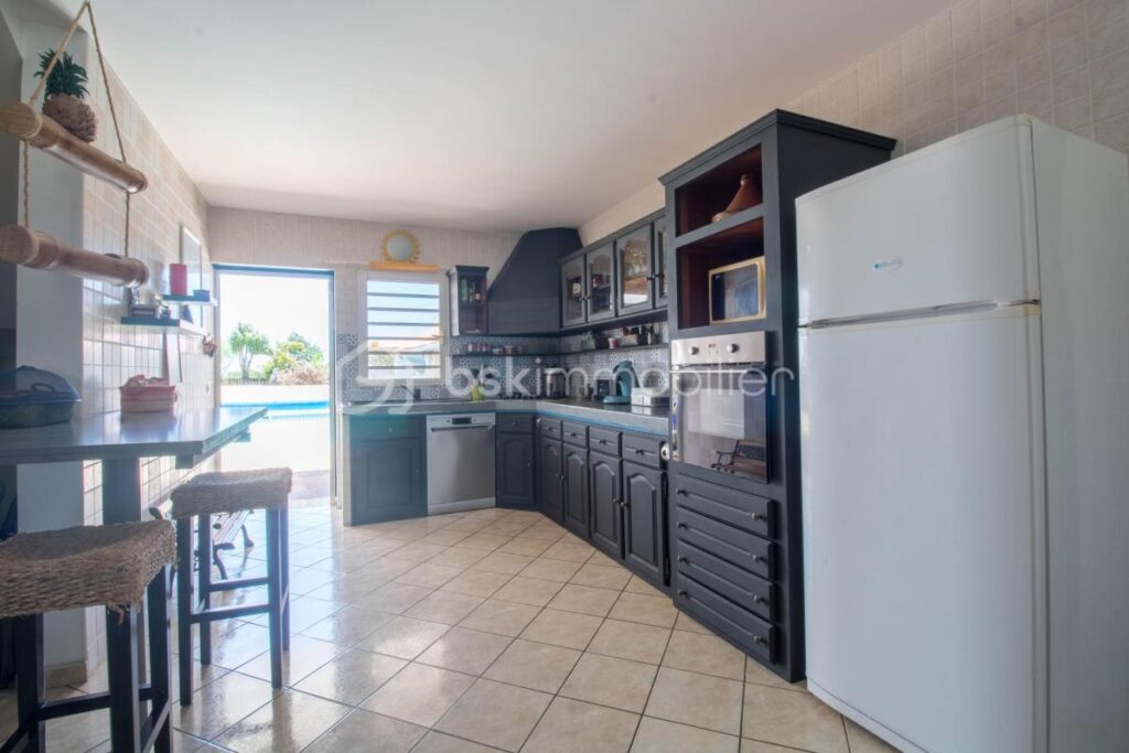 Villa F5 avec Vue Mer, Piscine et Gîte Indépendant – Saint-Joseph (97480) – 7 pièces – 5 chambres – 210 m²