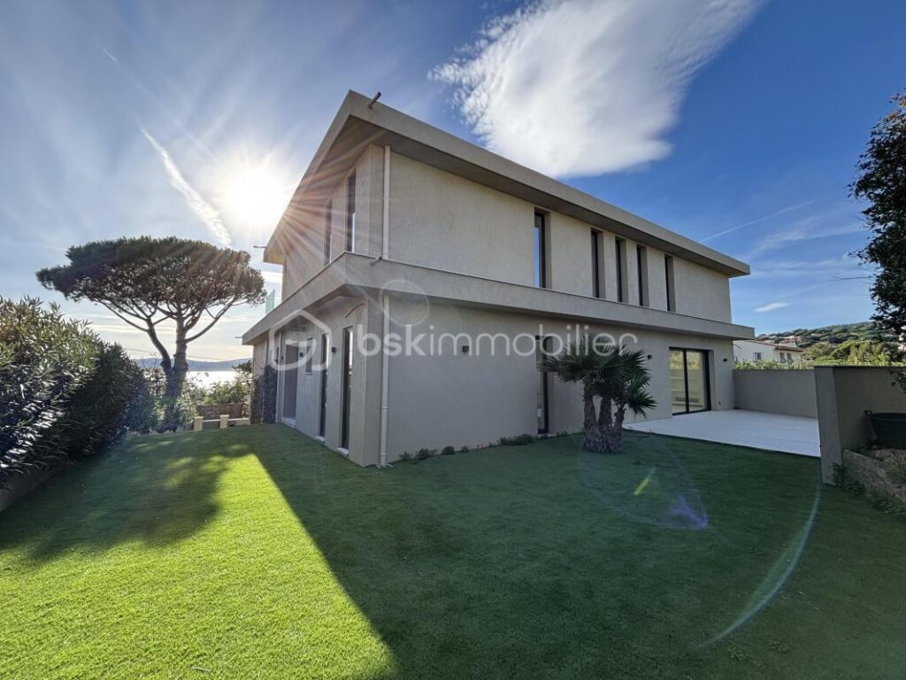 SAINTE MAXIME Villa contemporaine de prestige avec vue mer – 5 pièces – 4 chambres – 262 m²