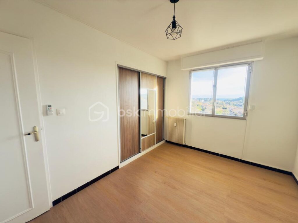LE CANNET – Appartement 4 pièces – 77M² – Dernier étage – Vue mer – Proches tous commerces à pied – 4 pièces – 3 chambres – 77 m²
